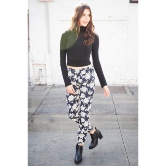 Brandy Melville Pants - BRANDY MELVILLE Sushanna Floral Jogger Pant
